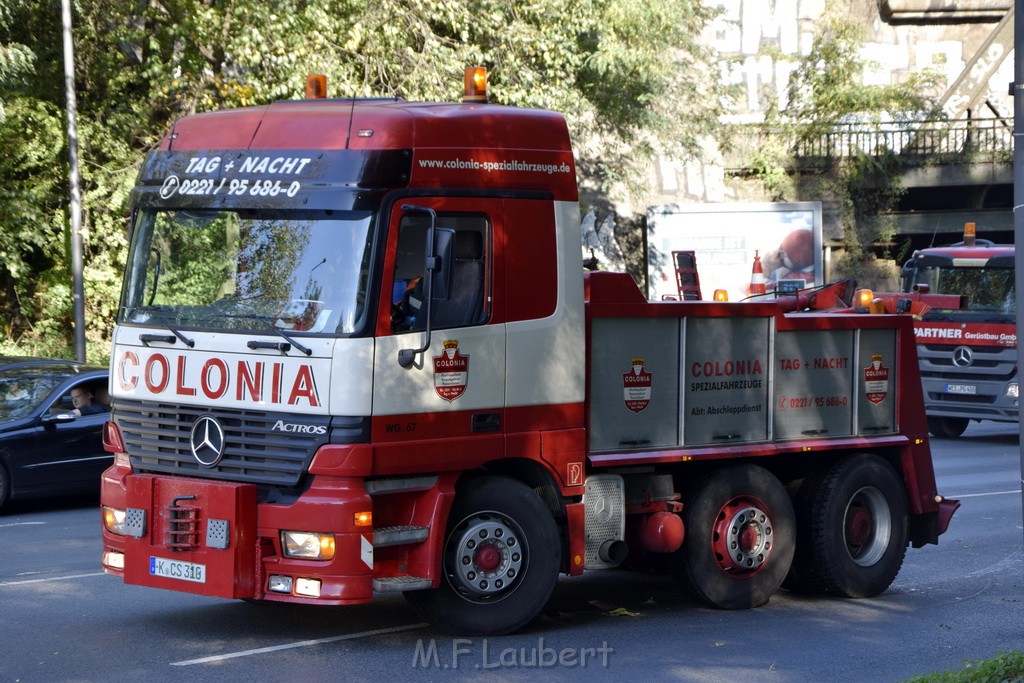 LKW blieb unter Bruecke haengen Koeln Ehrenfeld Innere Kanalstr Hornstr P495.JPG - Miklos Laubert